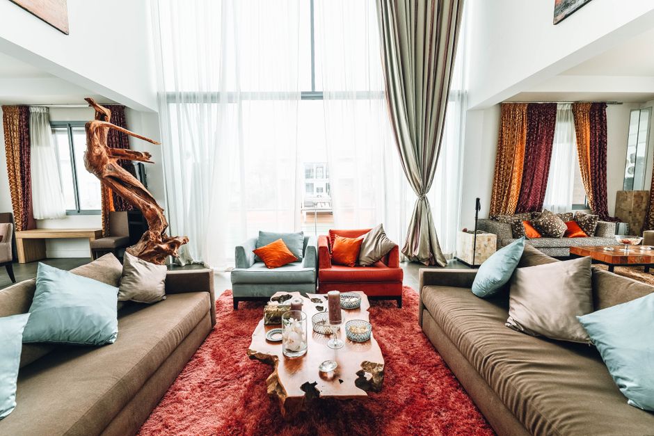 A correctly sized rug grounding a living room