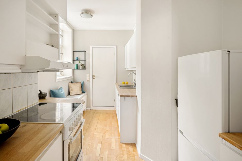 A cozy, styled small kitchen