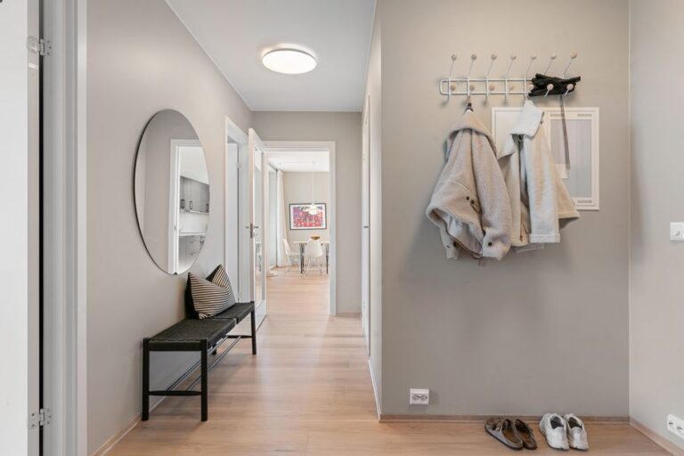 Small Entryway Decorating Ideas That Still Feel Welcoming
