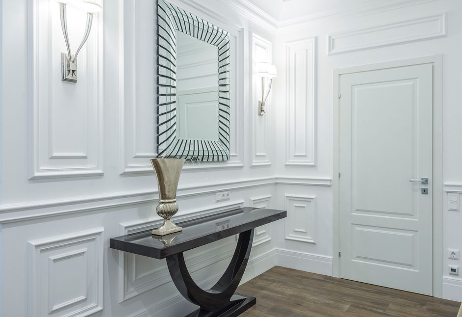 entryway console table with leaning mirror and table lamp